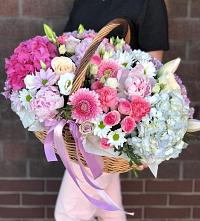 Композиция солнечный день в Шарье Цветочная композиция из Розы, Хризантемы, Пионы и Лизиантусы в корзине в Шарье