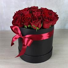 Цветочная композиция из Розы в шляпной коробке в Шарье